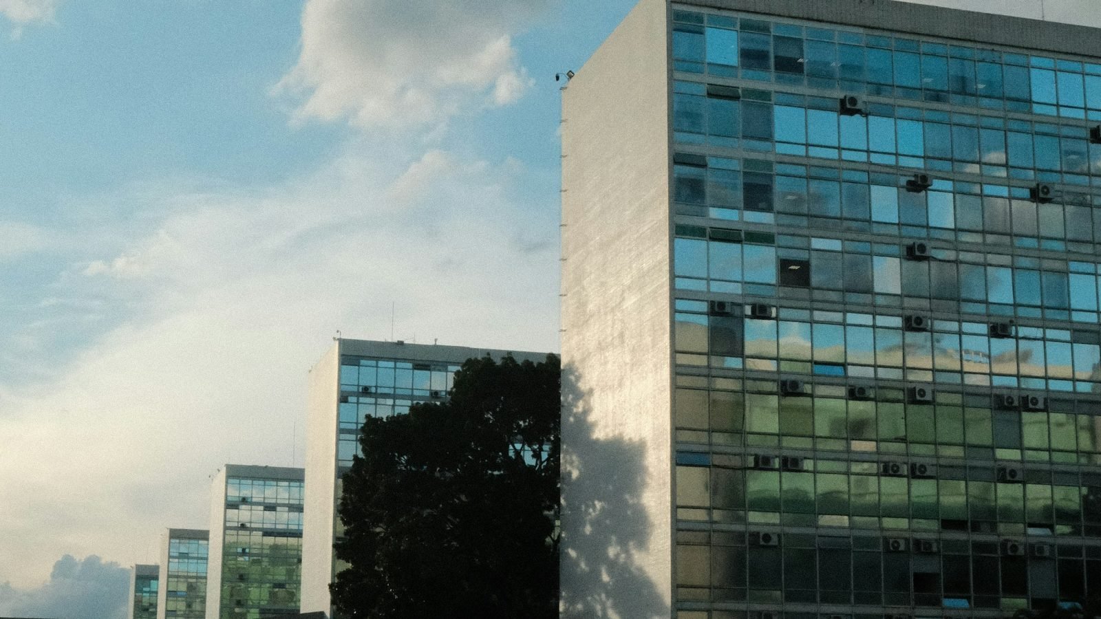 Prédios residenciais modernos no Plano Piloto, em Brasília, sob céu azul