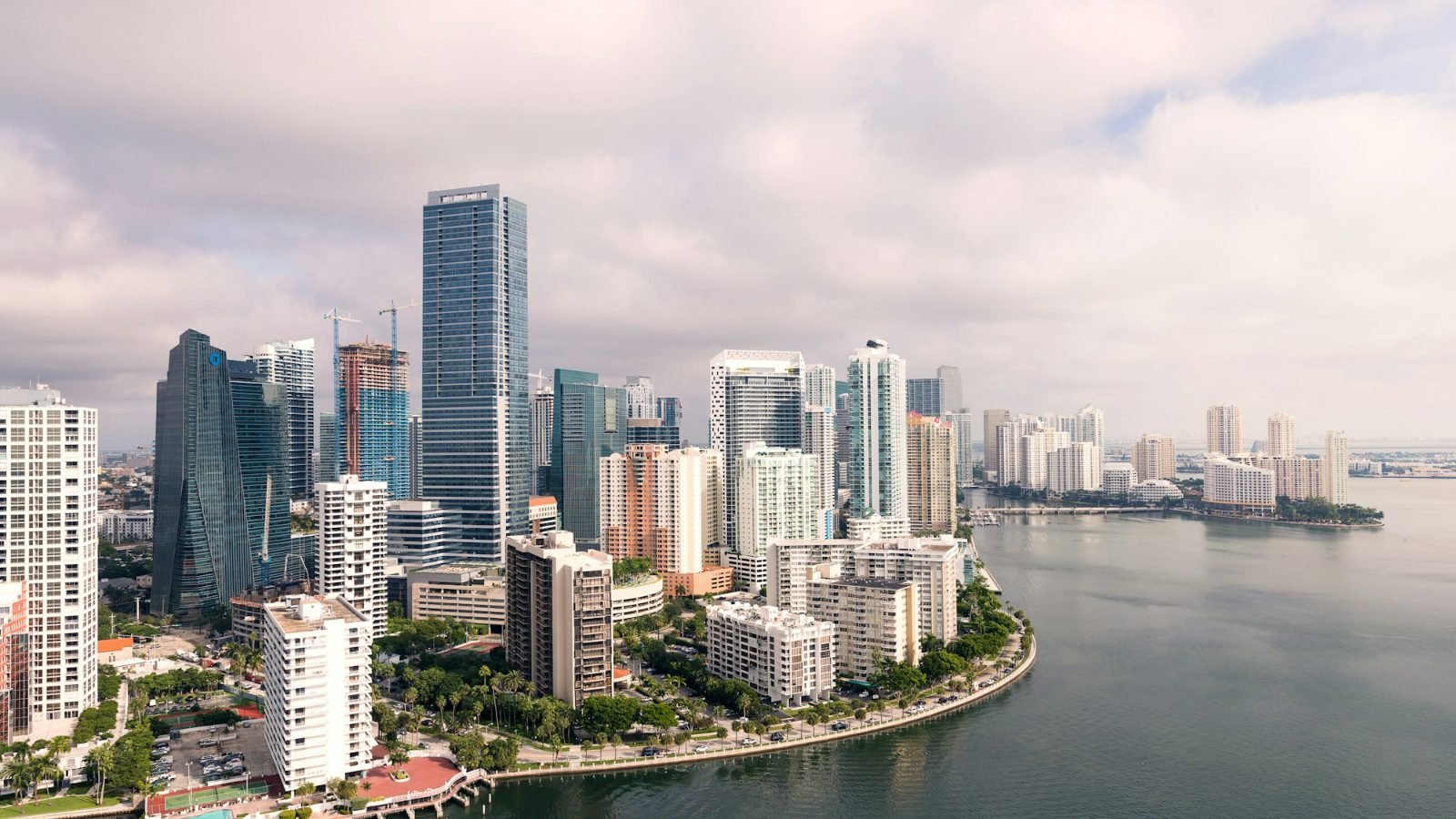 Vista aérea do centro de Miami e do bairro Brickell, com arranha-céus à beira-mar