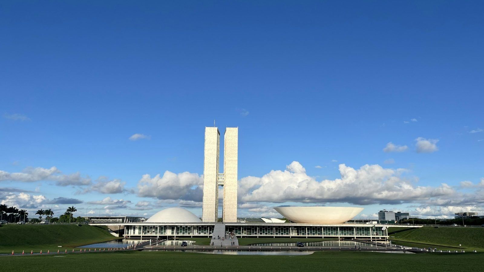 Congresso Nacional em Brasília sob céu azul, em dia de sol