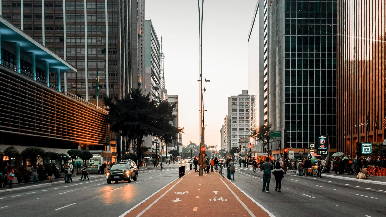 Avenida de São Paulo com prédios altos de ambos os lados, vista do nível da rua