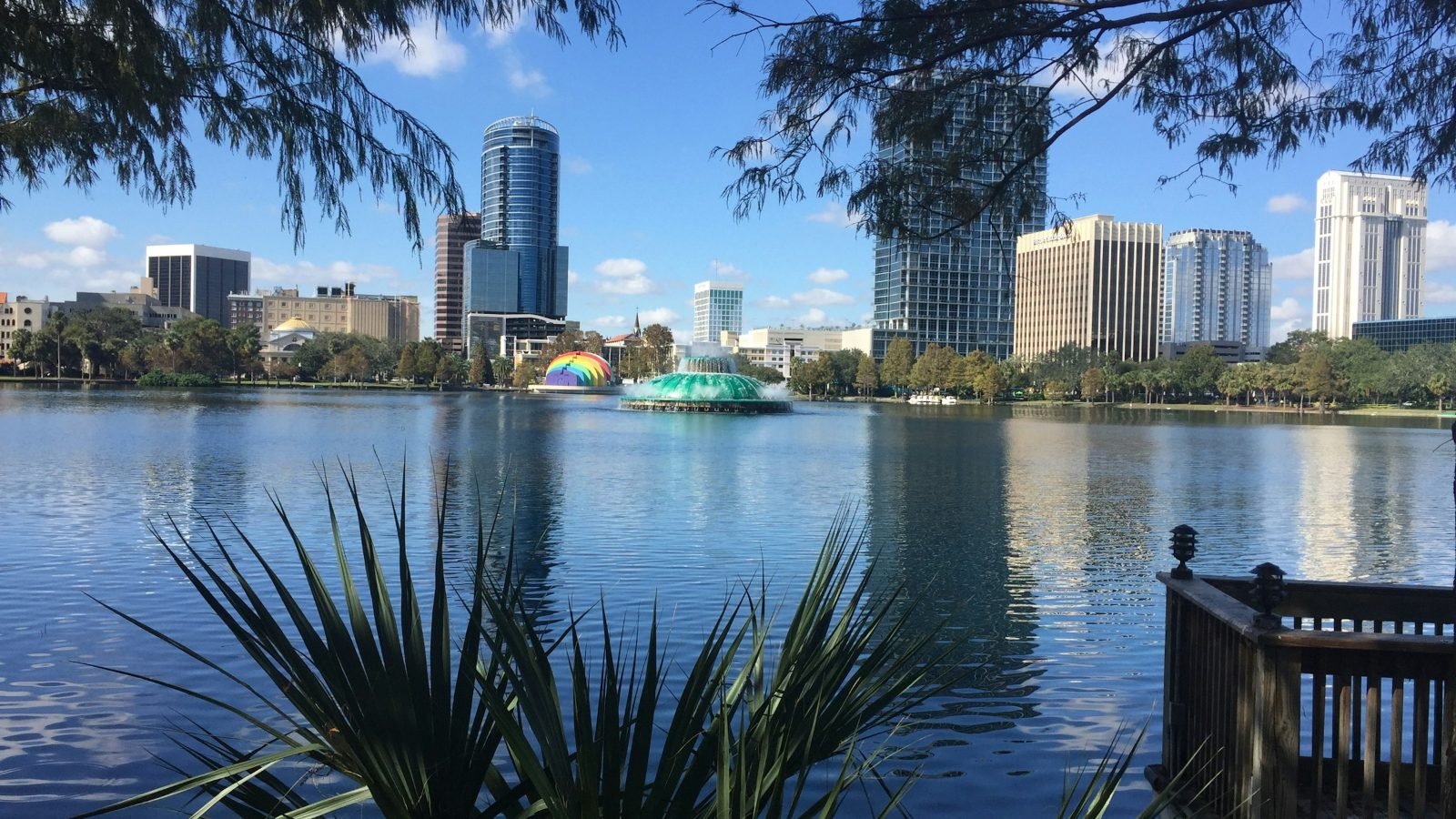 Lago Eola e os prédios do centro de Orlando, na Flórida, em dia de céu azul