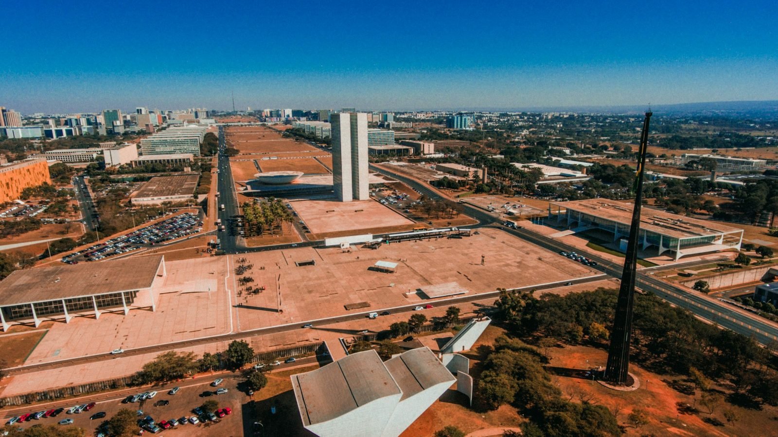 Vista aérea do Eixo Monumental e da Esplanada dos Ministérios, em Brasília, com o Congresso Nacional ao fundo