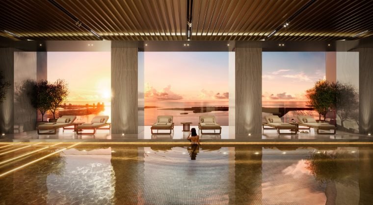 Piscina de raia com vista para a baía ao entardecer