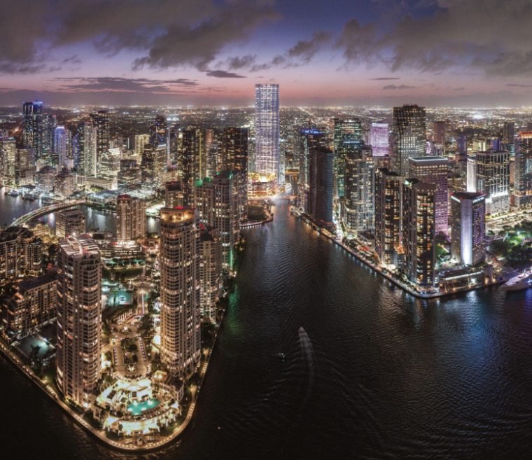 Vista noturna do Miami River e de Brickell