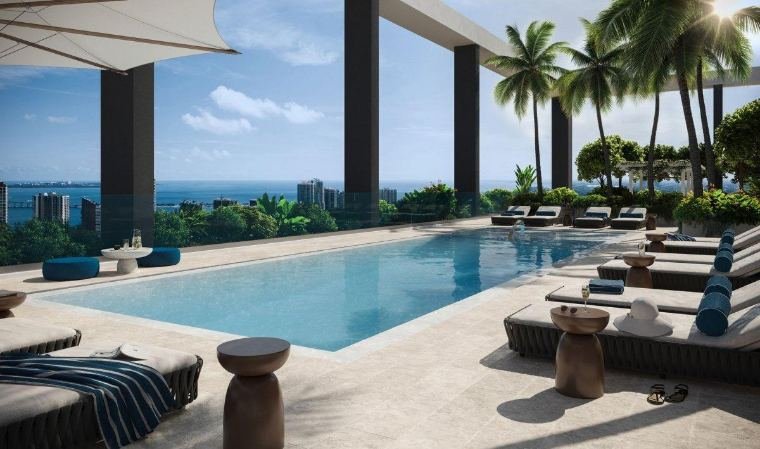 Piscina no rooftop com espreguiçadeiras