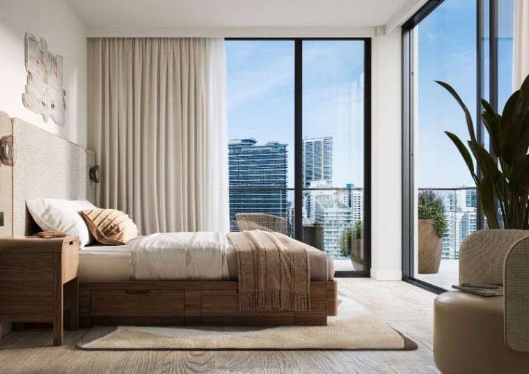Quarto com janelas do piso ao teto e vista de Brickell