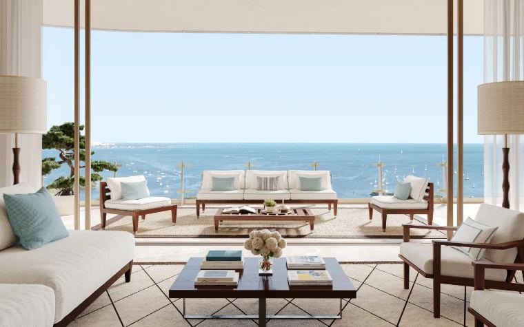 Sala de estar com vista aberta para o mar