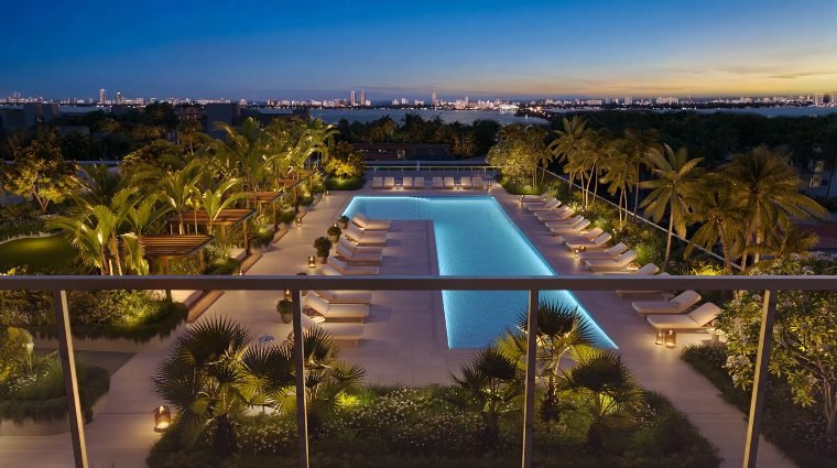 Terraço da piscina com vista para a Baía de Biscayne