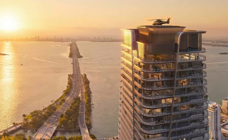 Torre do Anantara Miami ao entardecer, de frente para a Baía de Biscayne