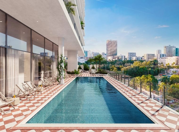 Piscina e espreguiçadeiras