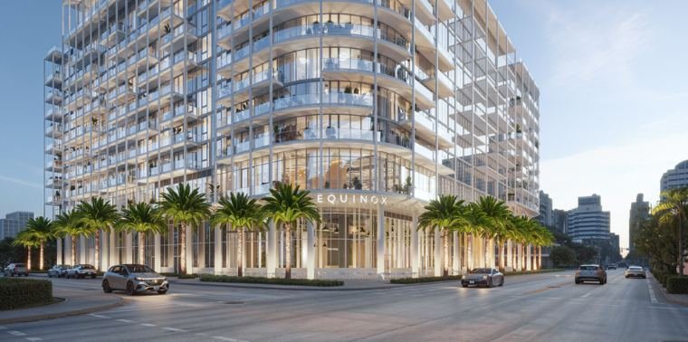 The Square, com a entrada da academia Equinox