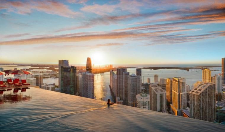 Terraço com vista para o skyline de Miami e a baía