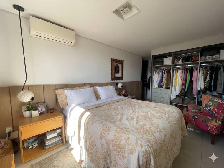 Suíte master com closet aberto