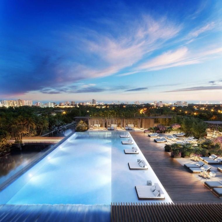 Deck da piscina ao entardecer