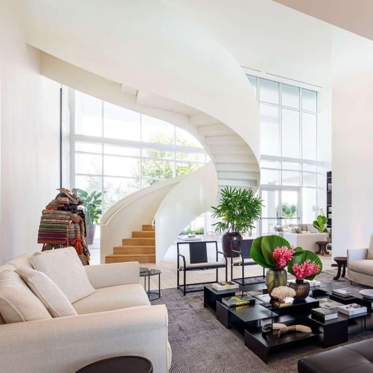 Interior de residência com escada escultural
